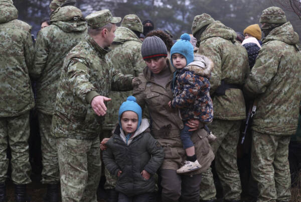 Migliaia di migranti ammassati al confine tra Polonia e Bielorussia