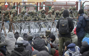 Bielorussia, migranti stremati al confine con la Polonia per entrare in Europa