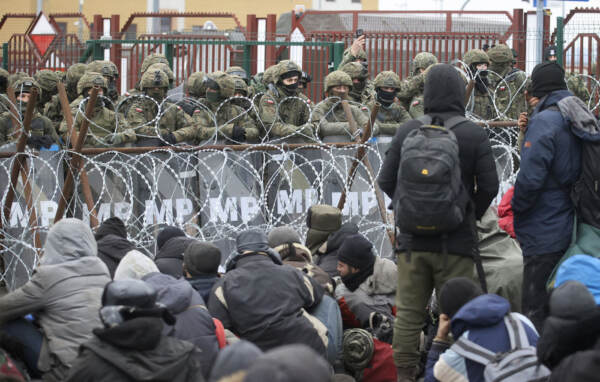 Bielorussia, migranti stremati al confine con la Polonia per entrare in Europa