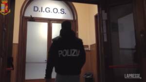No Green Pass: incitavano alla violenza in chat, perquisiti 17 attivisti radicali. Minacce anche a Draghi