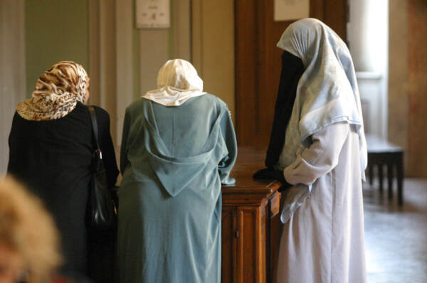 Cremona:processo a Monia Mzoughi,moglie dell'ex imam della moschea di Cremona Mourad Trabelsi(in carcere per terrorismo internazionale)per essersi presentata in tribunale nel 2005( per assistere al processo al marito) coperta dal velo islamico,in vio