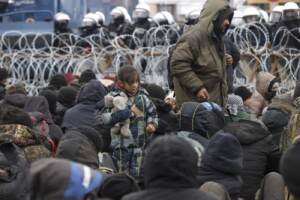Crise des migrants en Biélorussie : heurts à la frontière, un policier polonais blessé