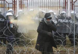 Bielorussia, scontri tra migranti e forze armate polacche al confine