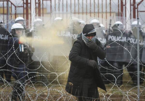 Bielorussia, scontri tra migranti e forze armate polacche al confine