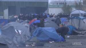 Migranti, sgomberato accampamento con oltre 1.500 persone in Francia