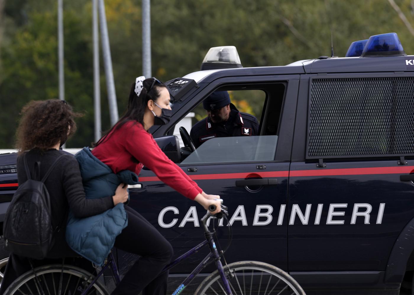 Milano, arrestata 19enne per terrorismo: si era atoreclusa in casa per non ‘contaminarsi’ con gli occidentali