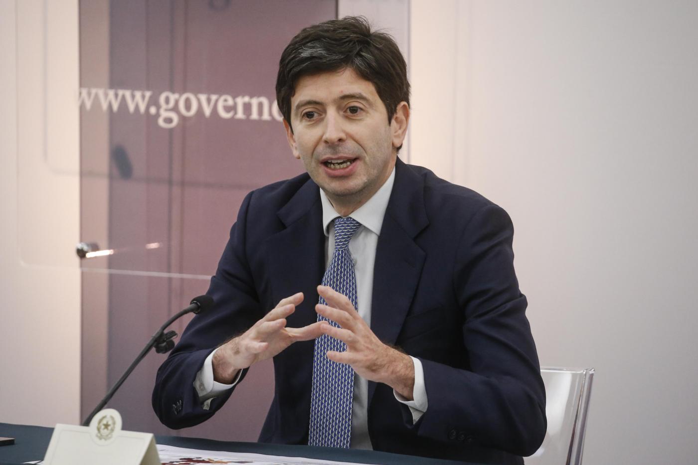 Covid, Speranza: “Sfida ancora aperta, ma abbiamo retto in fase più dura”. Ricciardi: “Non serve lockdown per no vax” Covid, Speranza: “Sfida ancora aperta, ma abbiamo retto in fase più dura”. Ricciardi: “Non serve lockdown per no vax”