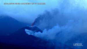 Canarie, ancora fumo e lapilli dal Cumbre Vieja