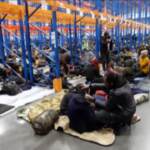 Migranti, in centinaia trasferiti dal confine bielorusso in un hub per la notte