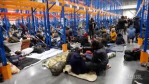 Migranti, in centinaia trasferiti dal confine bielorusso in un hub per la notte