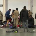 Bielorussia, notte in un rifugio temporaneo per centinaia di migranti