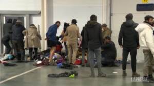 Bielorussia, notte in un rifugio temporaneo per centinaia di migranti