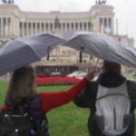 Tornano i turisti in Italia ma i problemi restano, Federalberghi: “Soffrono ancora le città d’arte”