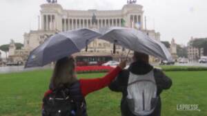 Tornano i turisti in Italia ma i problemi restano, Federalberghi: “Soffrono ancora le città d’arte”