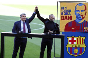 FC Barcelone: Dani Alves présenté officiellement au Camp Nou