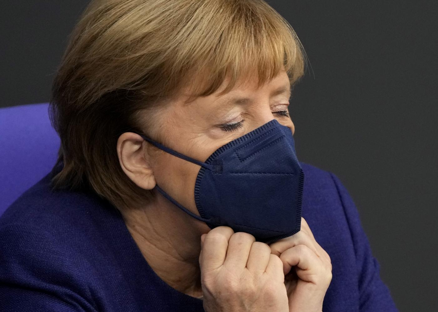 Covid: Germania verso ‘un Natale terribile’. In Belgio tornano smart working e mascherine