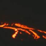 Canarie: lingue di fuoco fuoriescono dal cratere del Cumbre Vieja