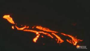 Canarie: lingue di fuoco fuoriescono dal cratere del Cumbre Vieja