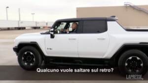 Usa, Biden a Detroit entusiasta per l’Hummer elettrico di General Motors