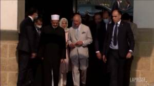 Carlo e Camilla in visita alla moschea di Al-Azhar al Cairo
