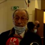 Feltri all’uscita dell’incontro con Segre: “Alle presentazioni dei libri dopo 20 minuti… due palle così”