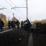 Parma, furgoncino precipita dalla A15 sulla ferrovia: morto anche il secondo ragazzo ferito