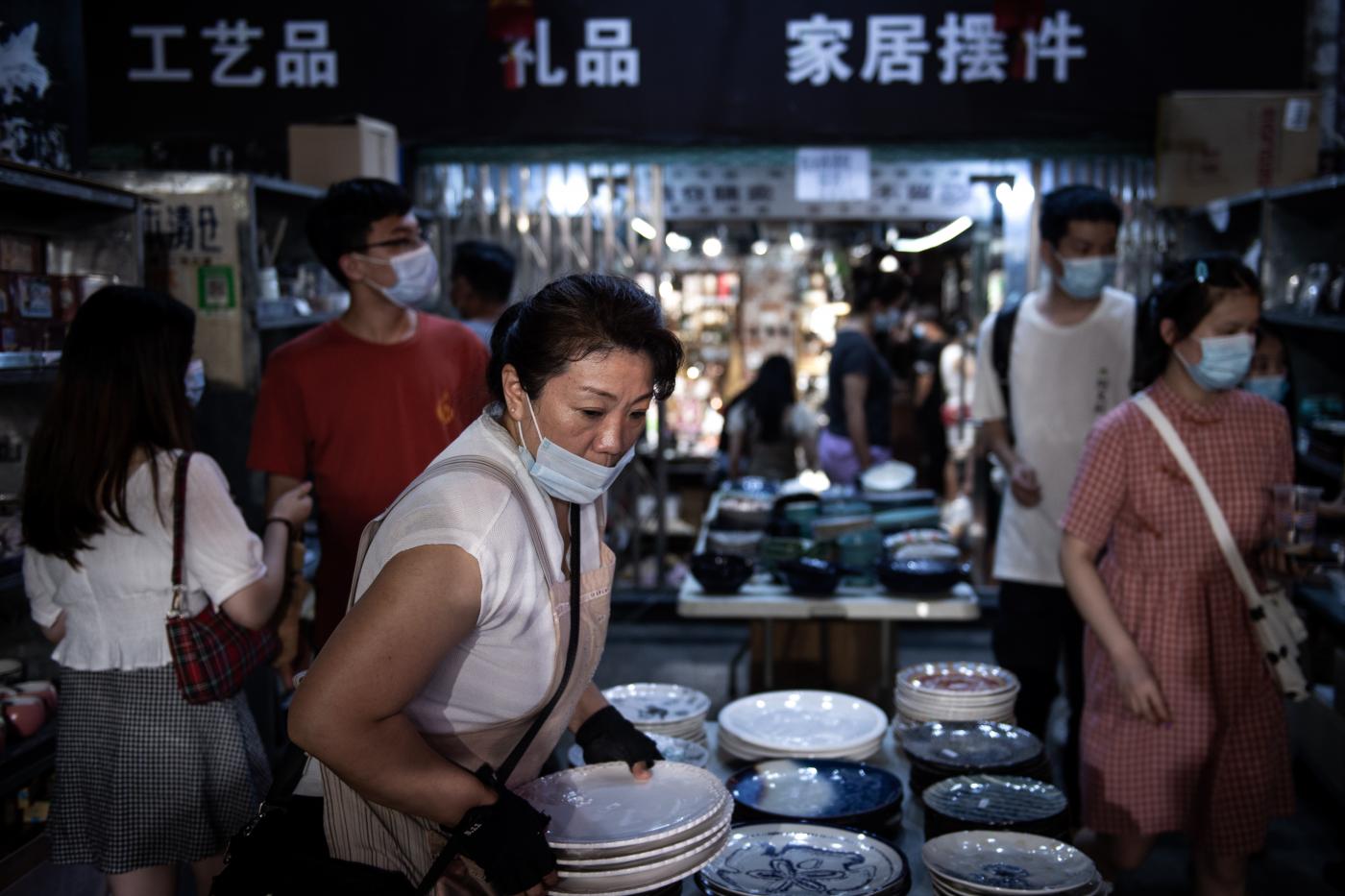 Covid, il primo malato fu una donna venditrice nel mercato di Wuhan