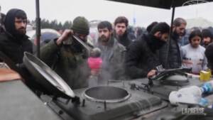 Bielorussia, la tv di stato mostra i migranti rifocillati al confine