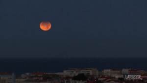 Eclissi lunare in Portogallo, il timelapse è spettacolare