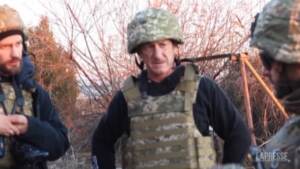 Sean Penn in Ucraina: la visita della linea del fronte con le forze armate
