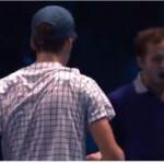 Atp finals: Medvedev sbadiglia in faccia a Sinner, i social insorgono | VIDEO