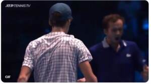 Atp finals: Medvedev sbadiglia in faccia a Sinner, i social insorgono