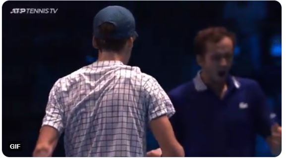 Atp finals: Medvedev sbadiglia in faccia a Sinner, i social insorgono