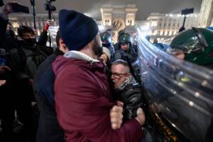 Milano, manifestazione No Greenpass in Piazza Duomo