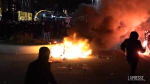 Covid, violente proteste a Rotterdam contro le restrizioni: 7 feriti e 40 arresti