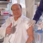 Covid, Berlusconi riceve la terza dose e fa il segno della vittoria