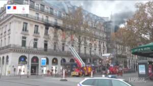 Parigi, incendio in un edificio nel centro della capitale