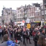 Amsterdam, in centinaia al corteo contro le restrizioni anticovid