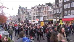 Amsterdam, in centinaia al corteo contro le restrizioni anticovid