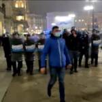 Milano, No Green Pass improvvisano corteo verso piazza Duomo: bloccati dalla polizia