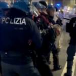 Milano, momenti di tensione a corteo No Green pass: circa 60 identificati