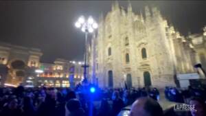 Milano, polizia ferma i no Green pass. Tensione e fermi
