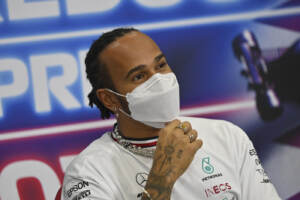 GP del Qatar, pole position per Hamilton davanti a Verstappen