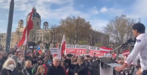 Austria, in migliaia in piazza a Vienna contro lockdown e obbligo vaccinale