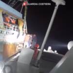 Migranti, 350 salvati dalla Guardia Costiera italiana al largo della Sicilia