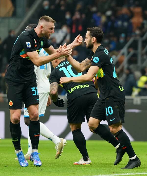Calcio : Napoli concède sa première défaite contre l’Inter Milan (2-3)