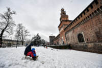 Milano si risveglia sotto la neve: le foto della città imbiancata. Piogge al Nord