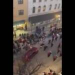 Usa, suv contro folla a corteo natalizio a Waukesha: il momento dell’impatto