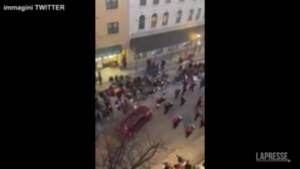 Usa, suv contro folla a corteo natalizio a Waukesha: il momento dell’impatto