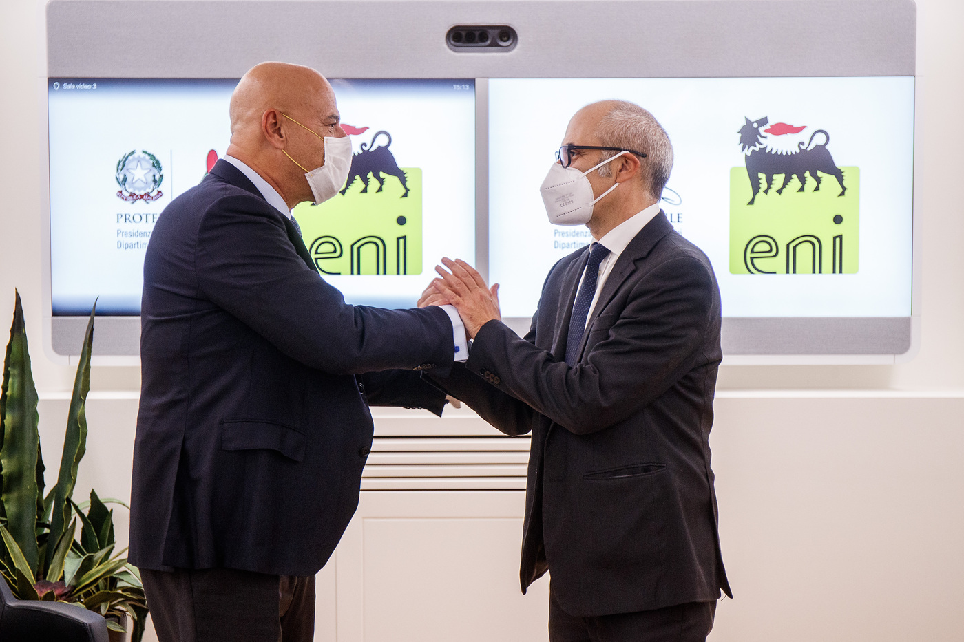 Eni: nasce Plenitude, mobilità elettrica e rinnovabili. Descalzi: “Pietra miliare”